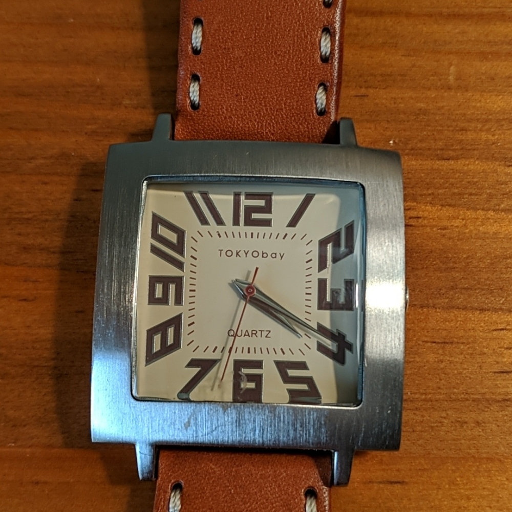 TOKYOBay watch with leather strap
